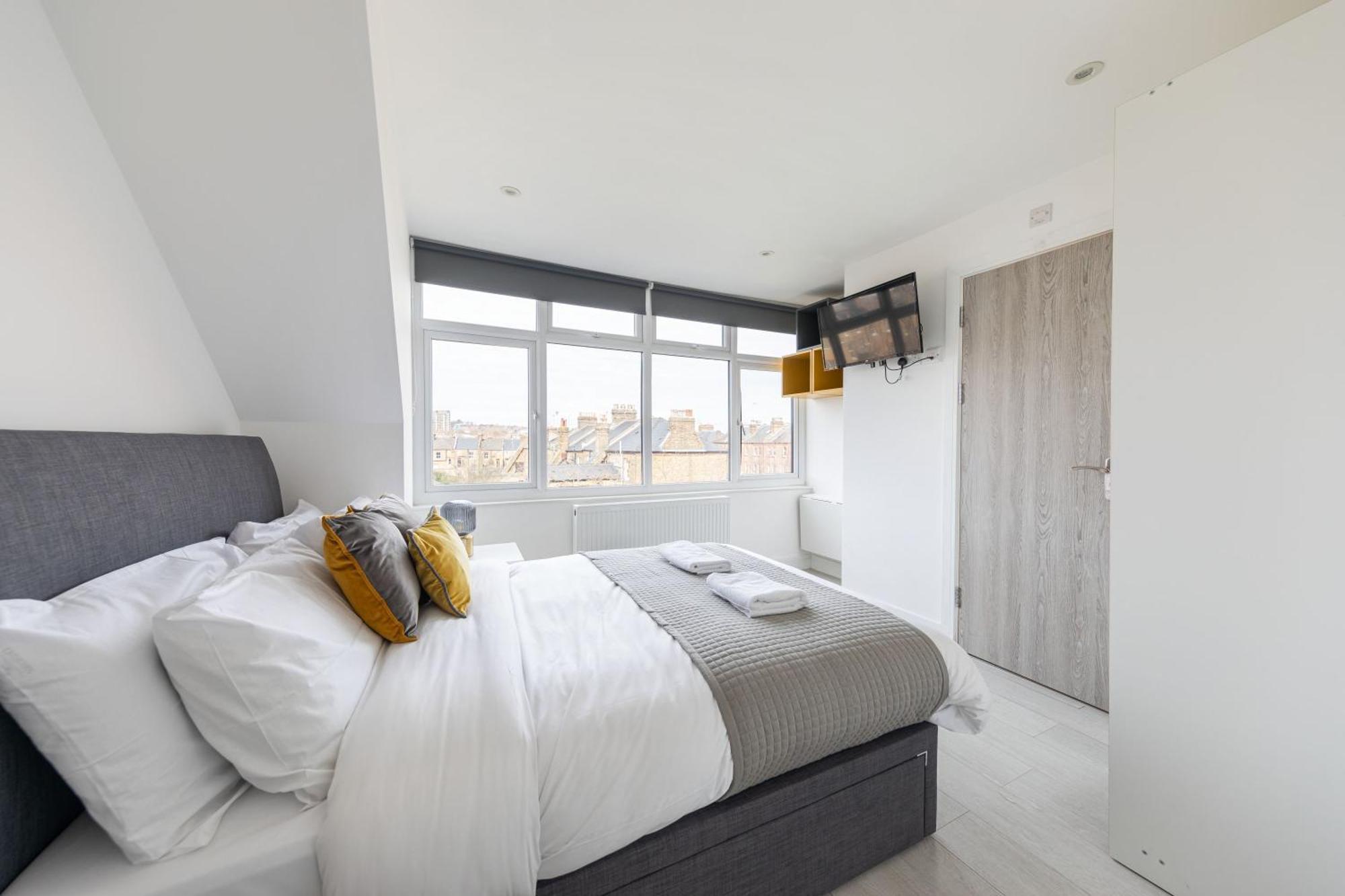 Double Ensuite Sleeps 2 Long Term Welcome With Garden View Apartment London